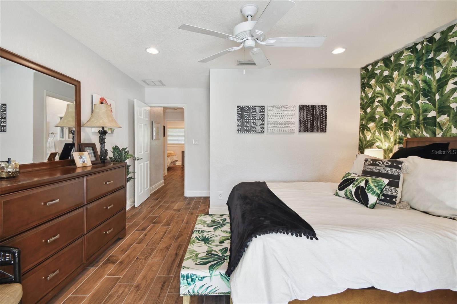 Listing photo id 17 for 4740 Venetian Boulevard Ne