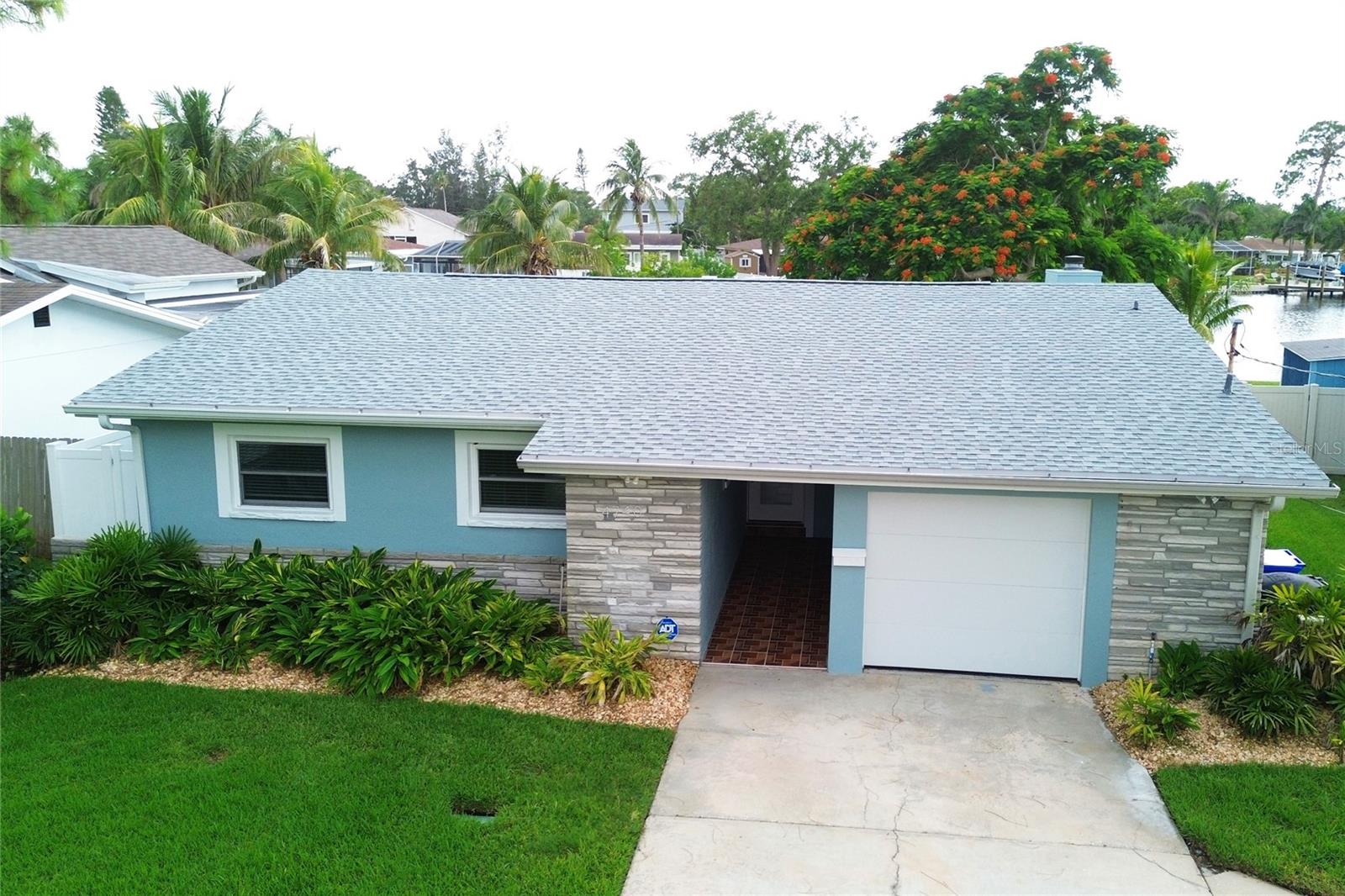 Listing photo id 4 for 4740 Venetian Boulevard Ne