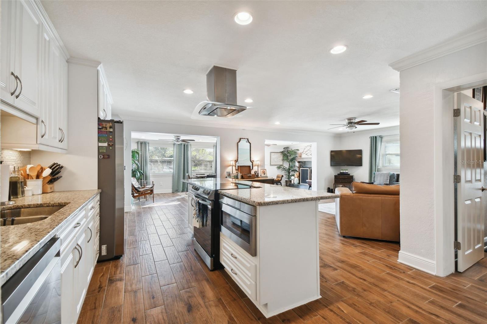 Listing photo id 5 for 4740 Venetian Boulevard Ne