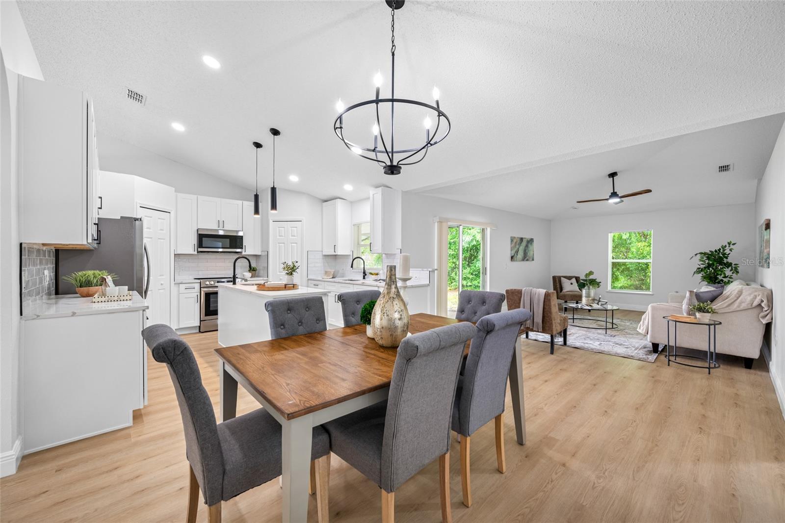 Listing photo id 10 for 2424 Keeport Drive