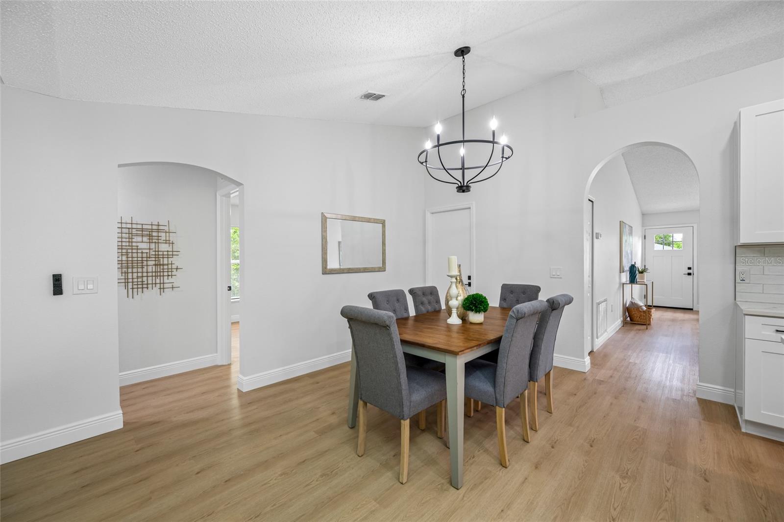 Listing photo id 11 for 2424 Keeport Drive