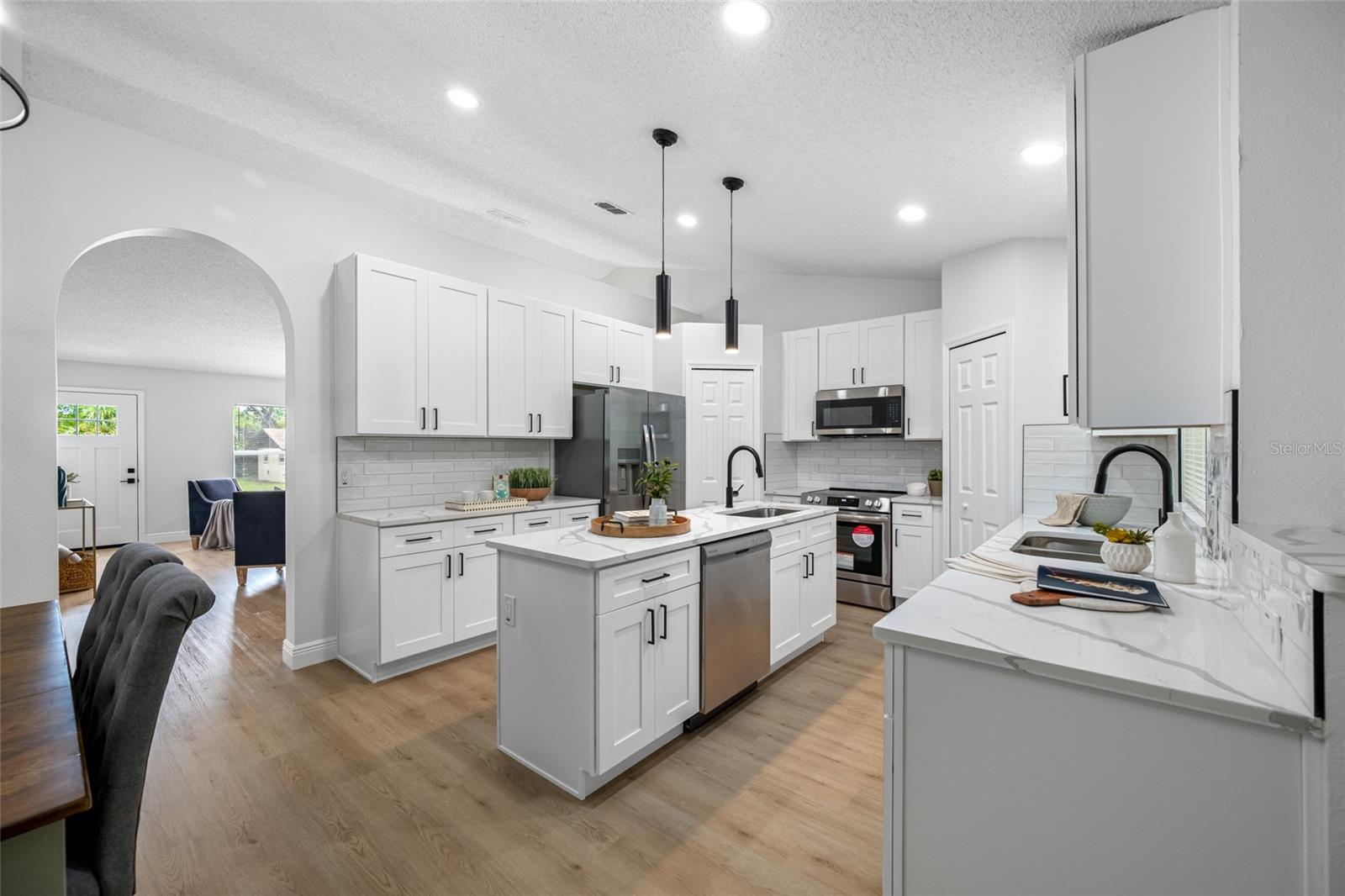 Listing photo id 12 for 2424 Keeport Drive