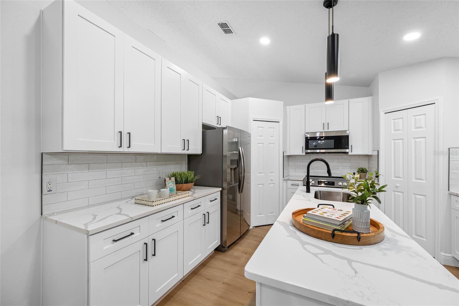Listing photo id 13 for 2424 Keeport Drive