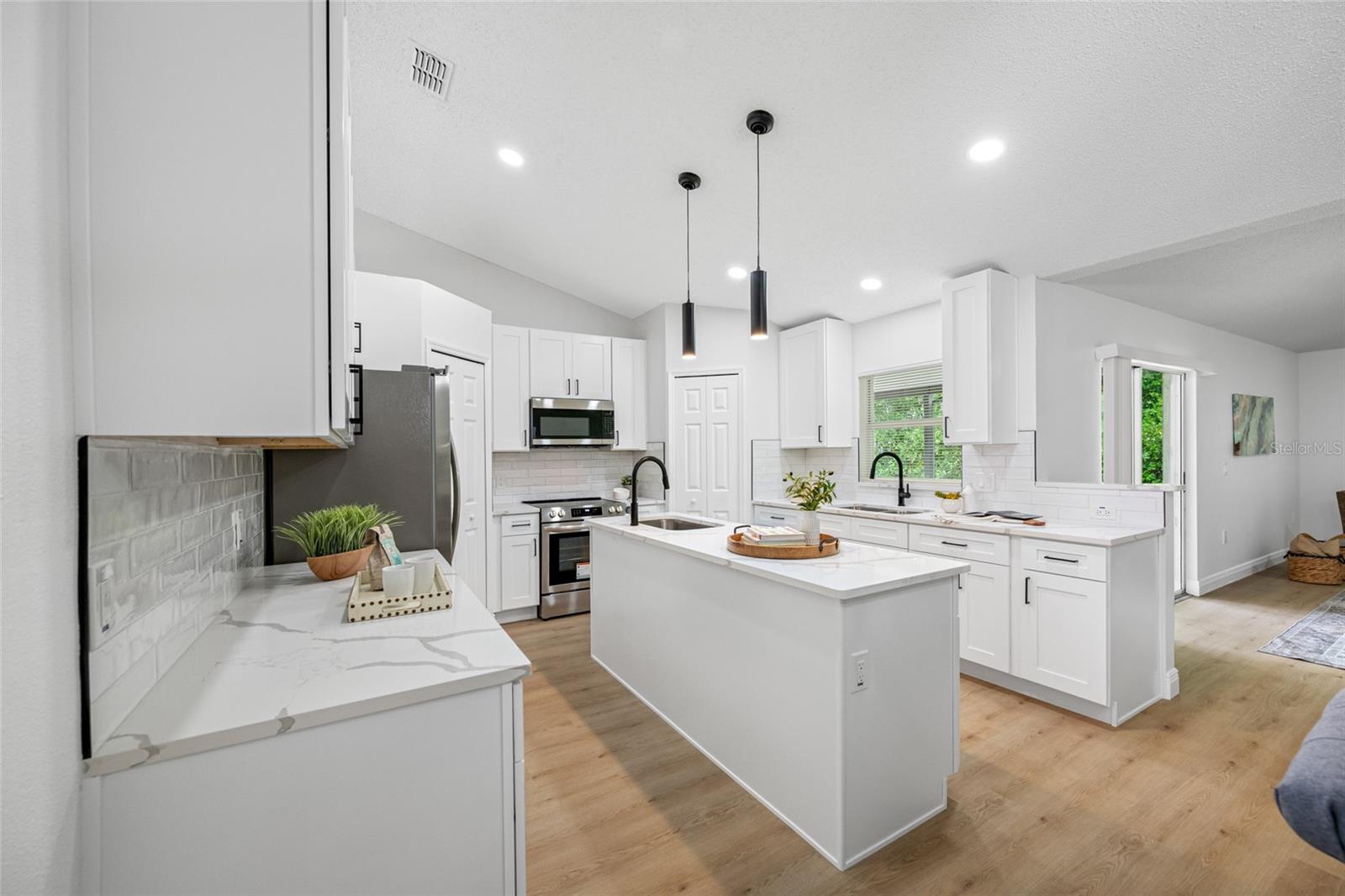 Listing photo id 14 for 2424 Keeport Drive