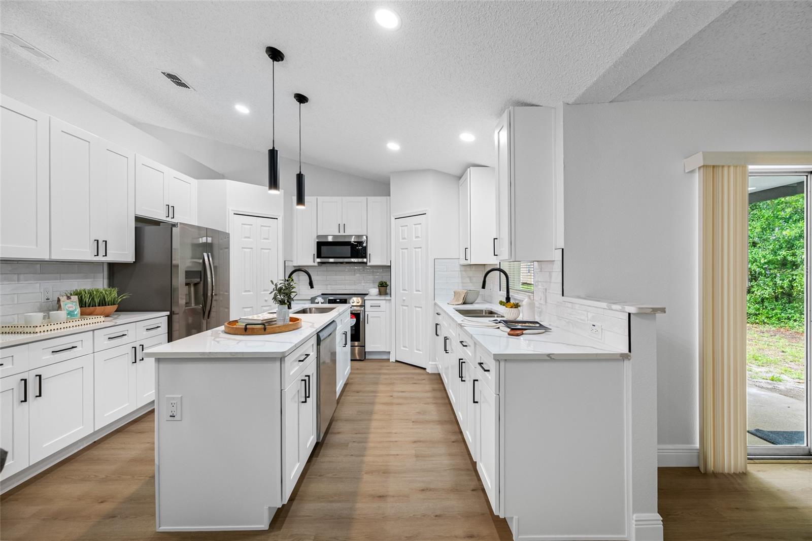Listing photo id 15 for 2424 Keeport Drive
