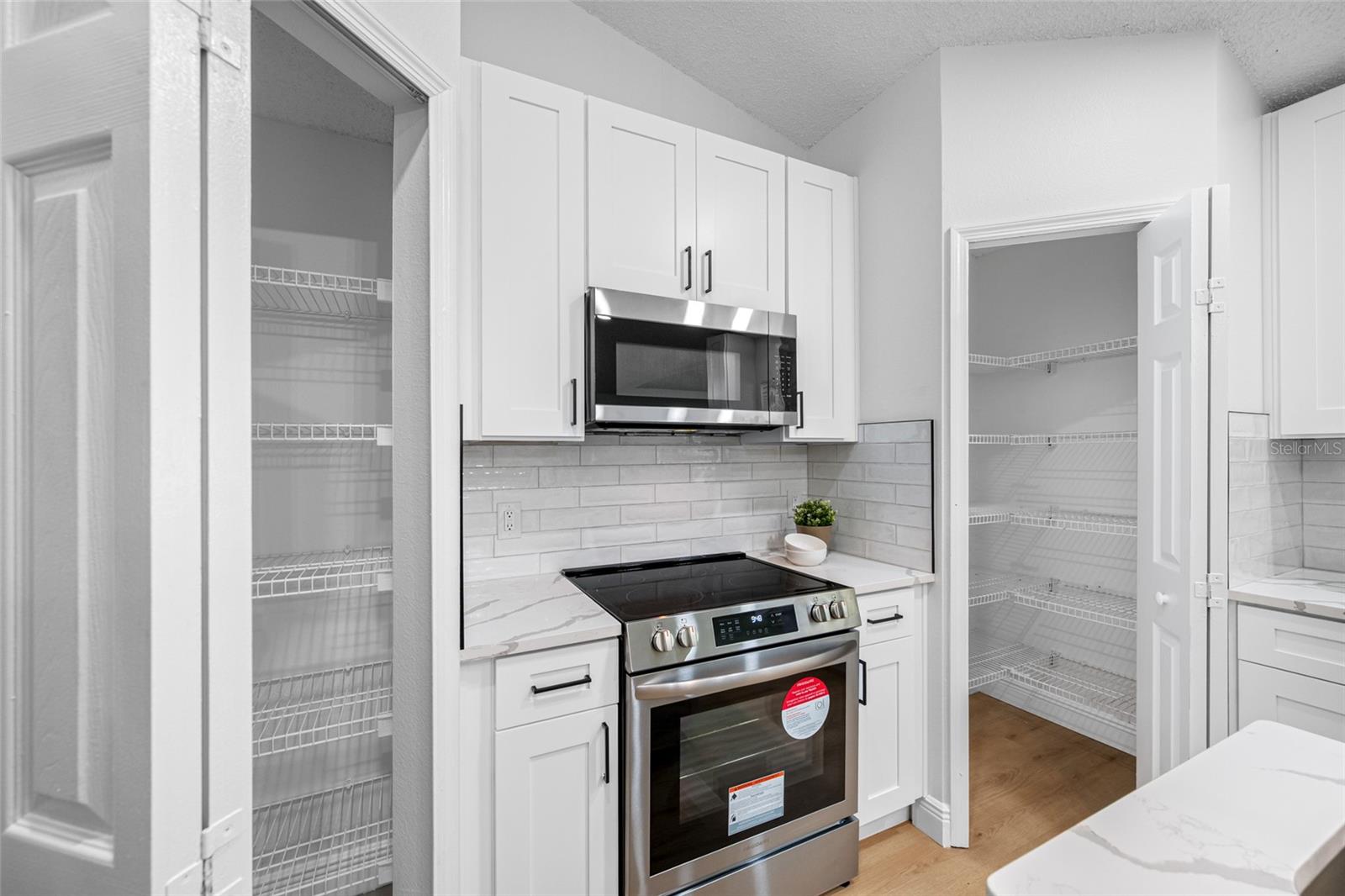 Listing photo id 17 for 2424 Keeport Drive