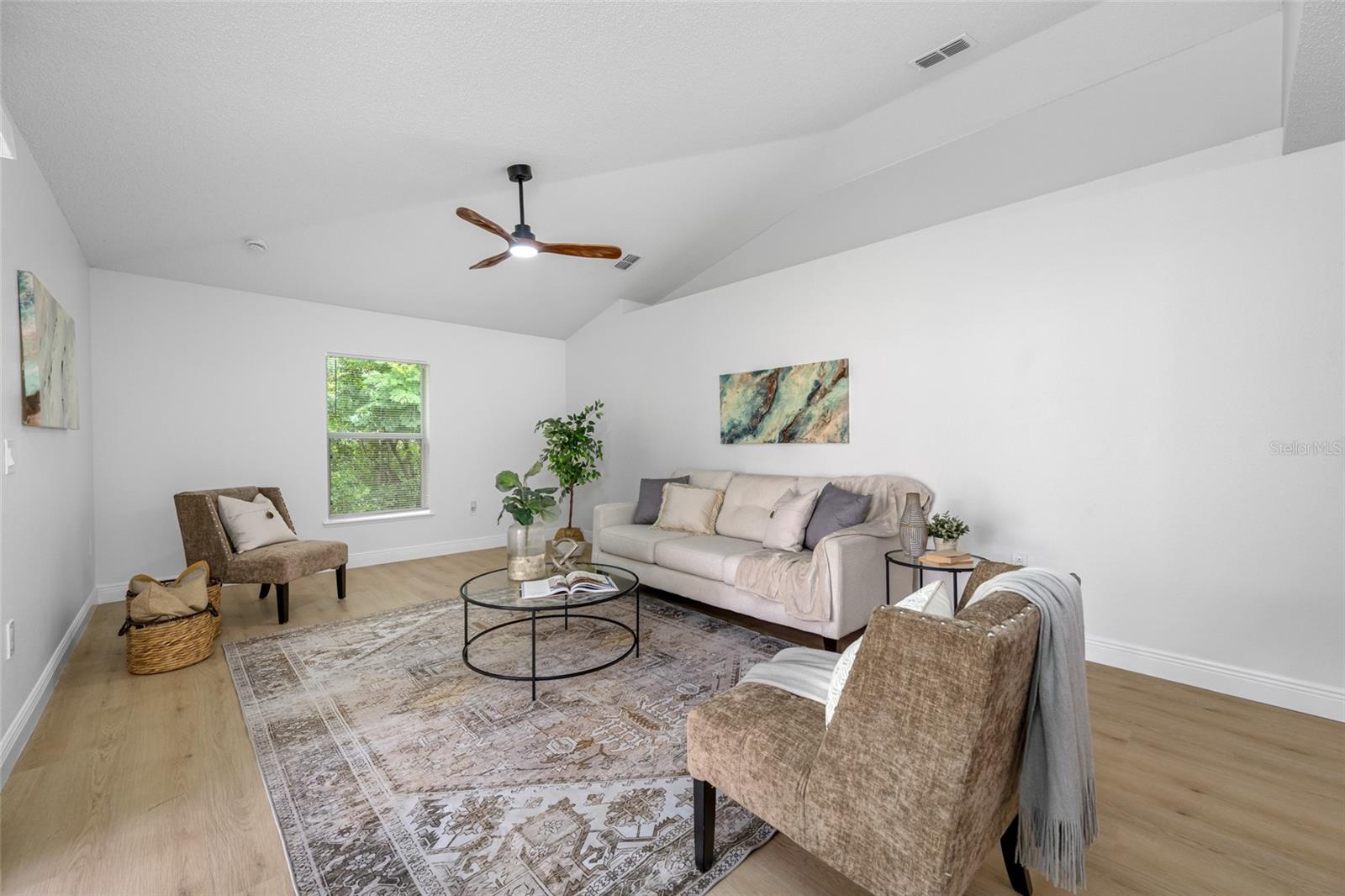 Listing photo id 18 for 2424 Keeport Drive