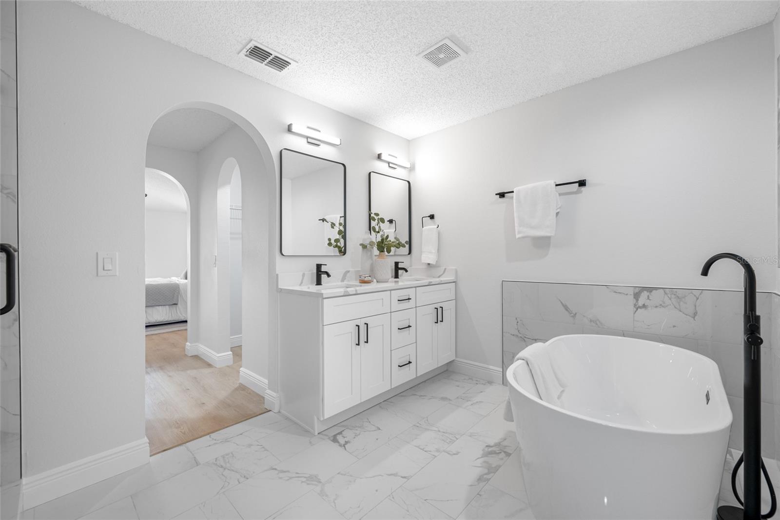 Listing photo id 31 for 2424 Keeport Drive