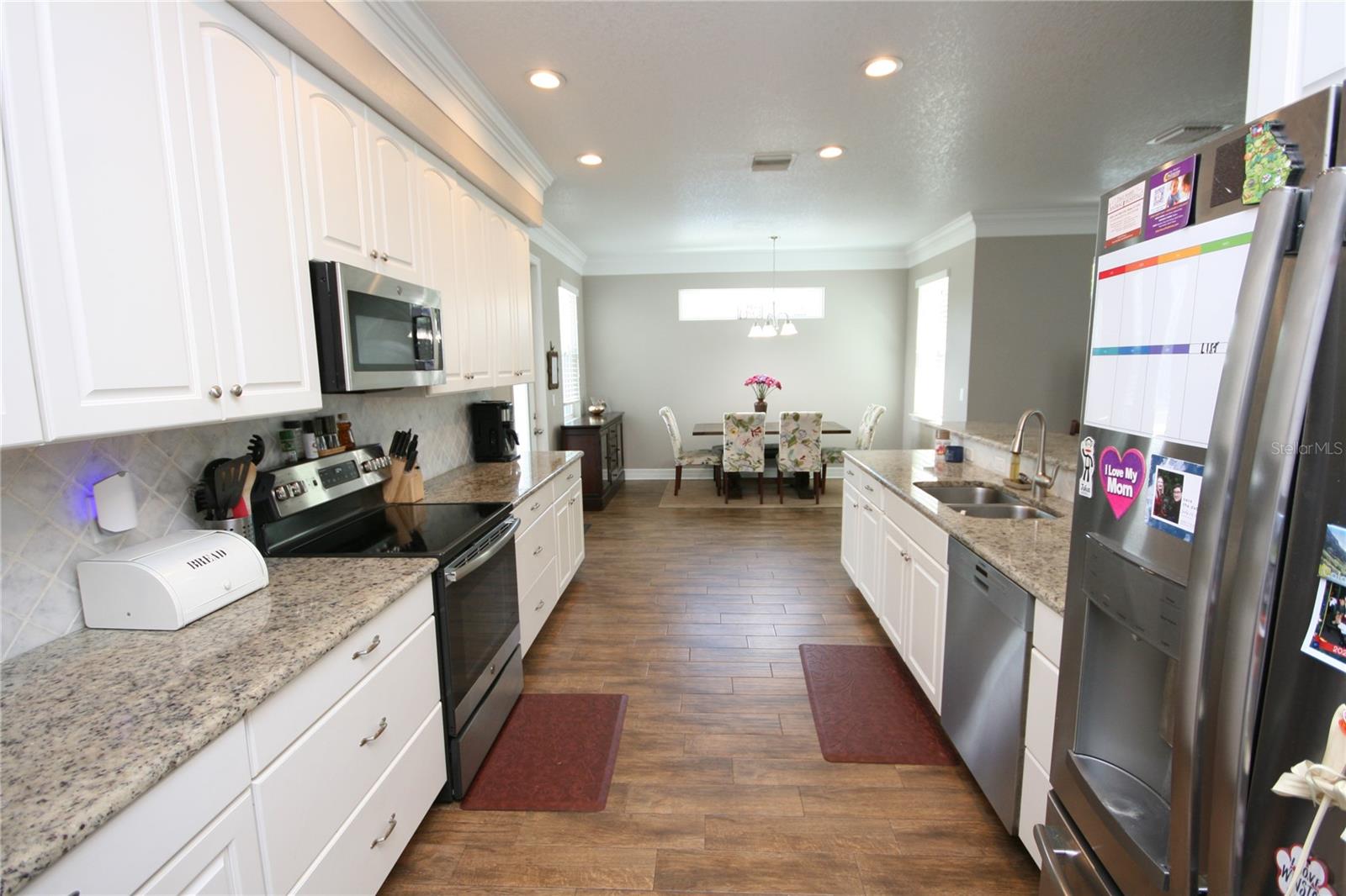 Listing photo id 10 for 3623 Omar Avenue