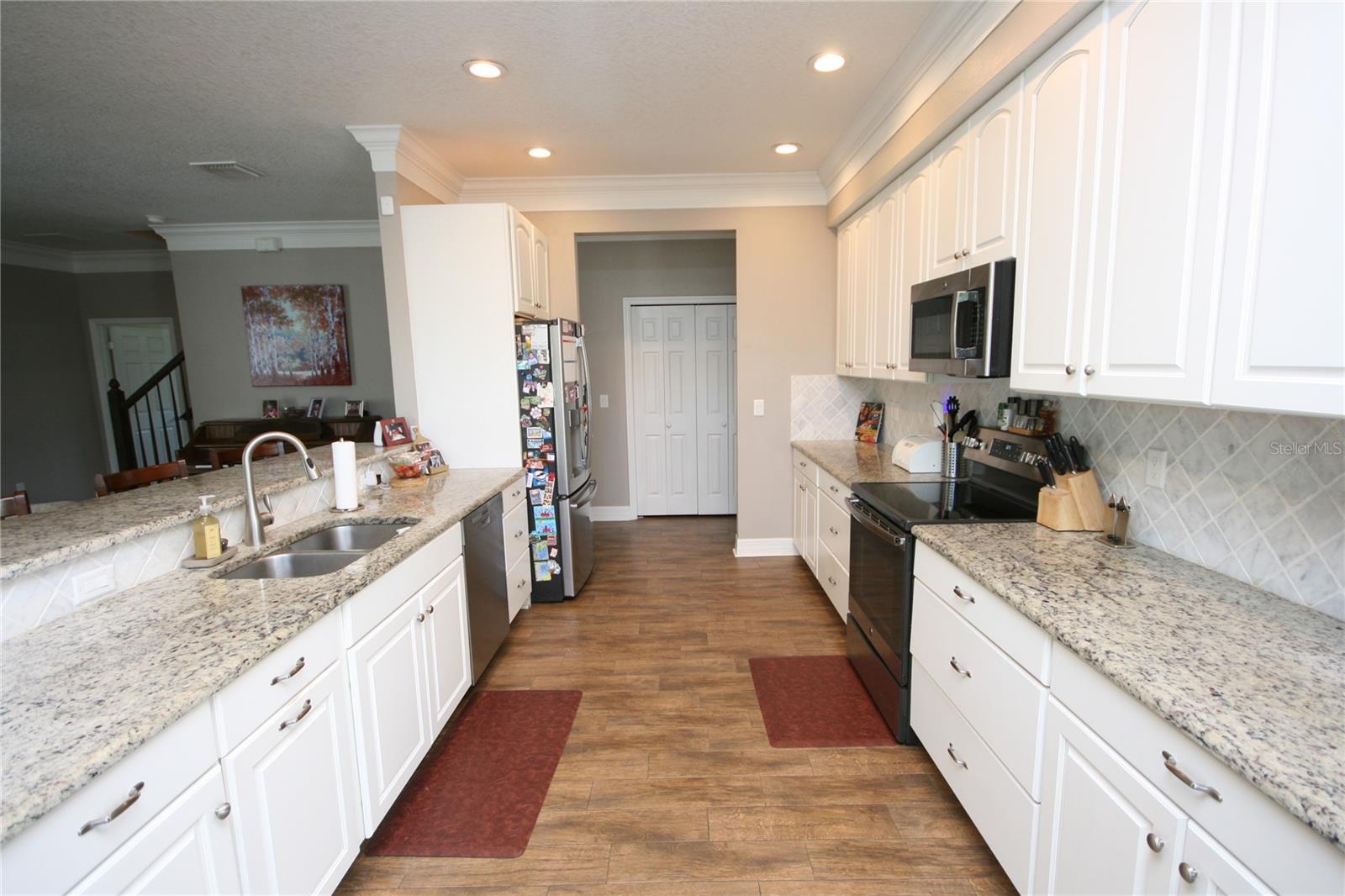 Listing photo id 11 for 3623 Omar Avenue