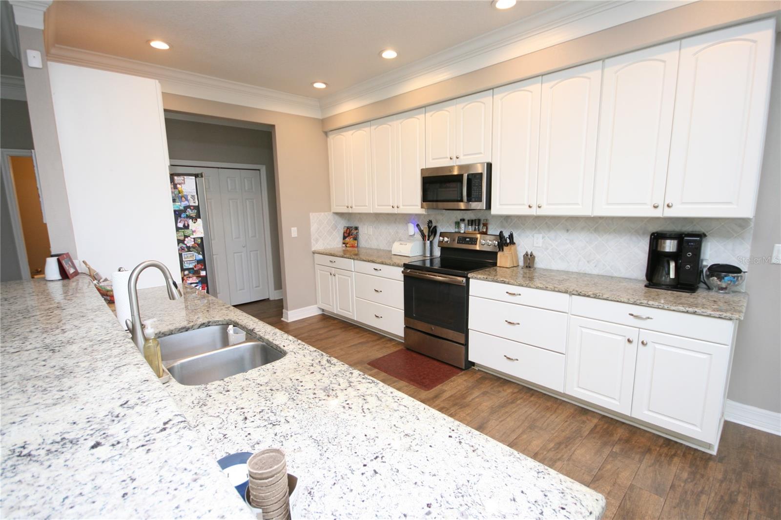 Listing photo id 12 for 3623 Omar Avenue