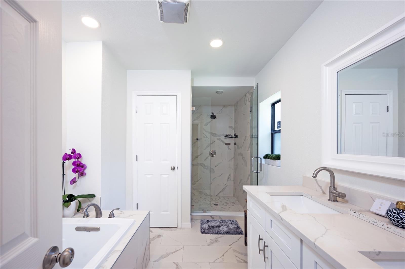 Listing photo id 9 for 4504 Grainary Avenue
