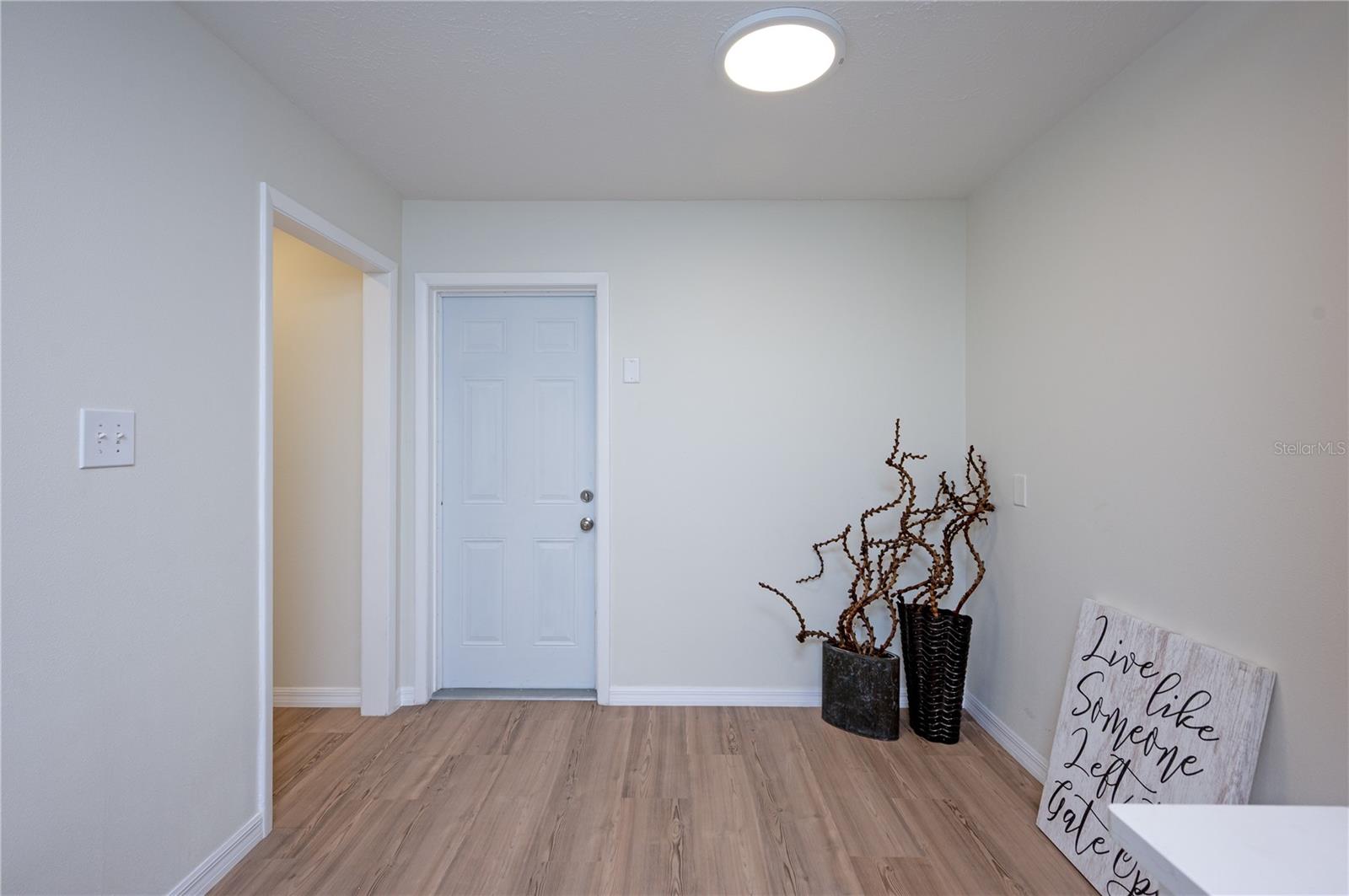 Listing photo id 10 for 4504 Grainary Avenue