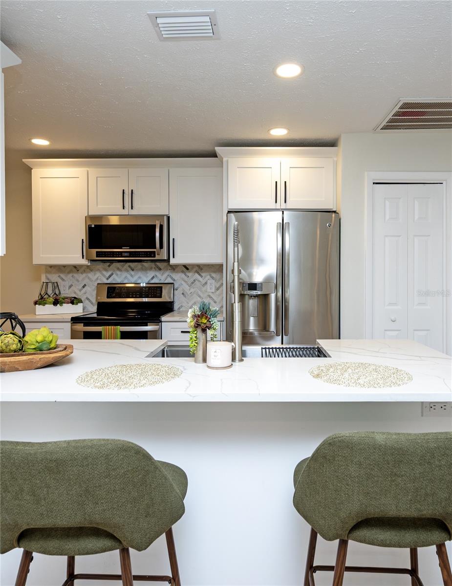 Listing photo id 0 for 4504 Grainary Avenue