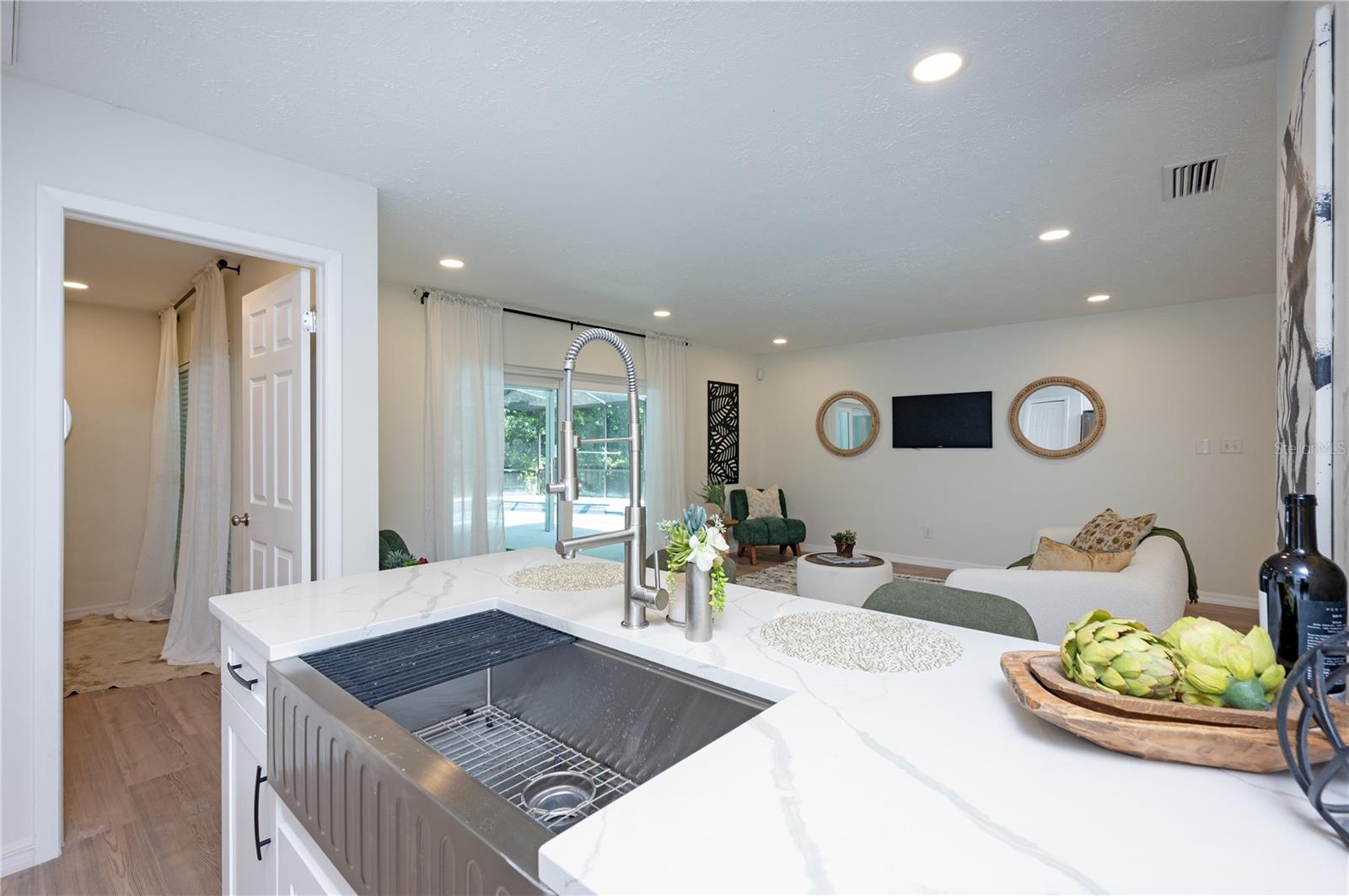 Listing photo id 3 for 4504 Grainary Avenue