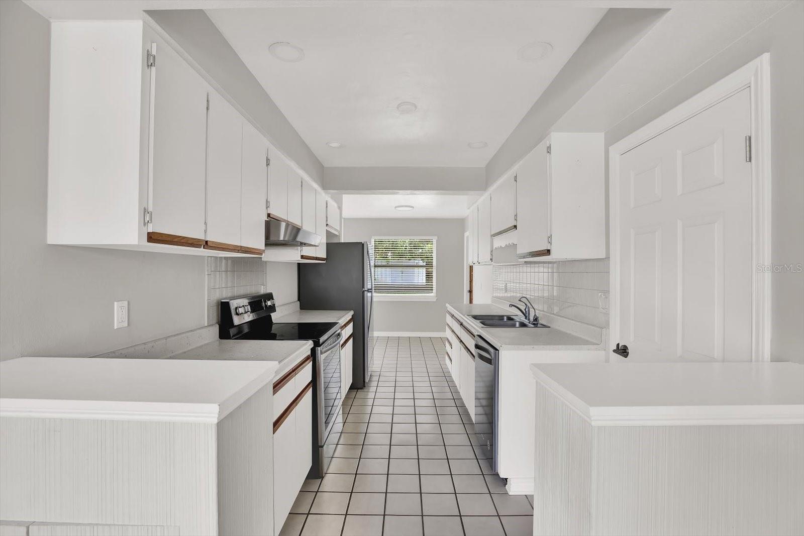 Image 6 of 33 For 10711 Seminole Drive N