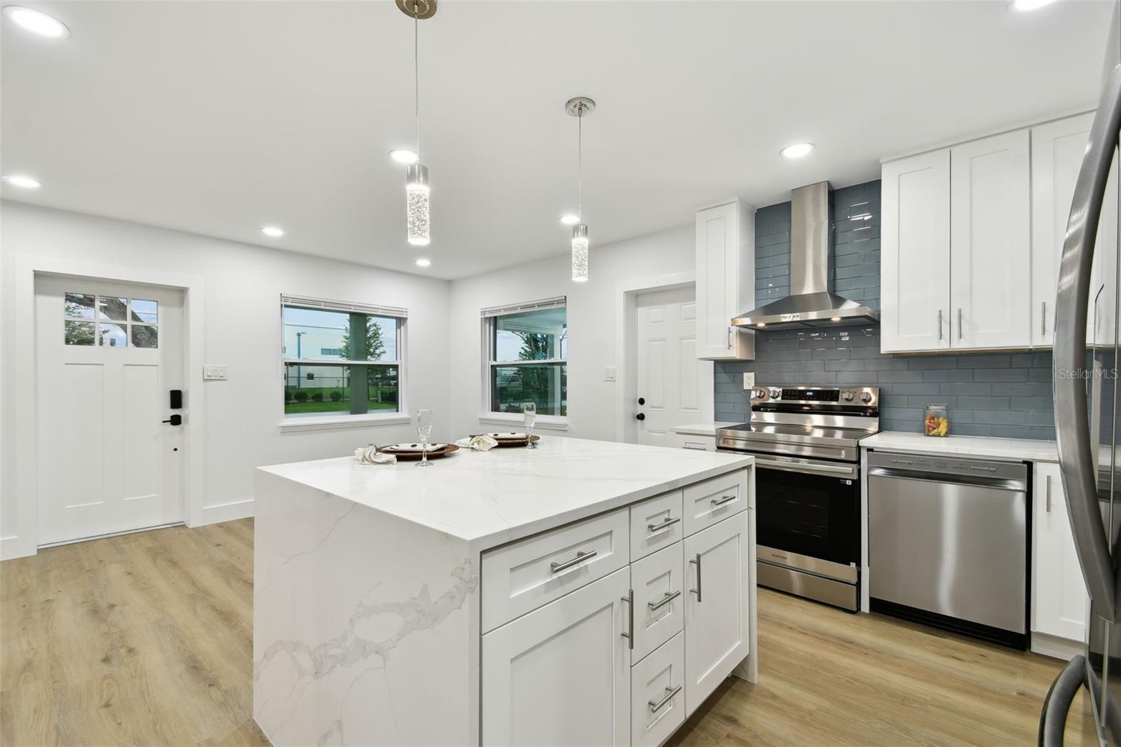 Image 11 of 30 For 824 15th Avenue Drive E