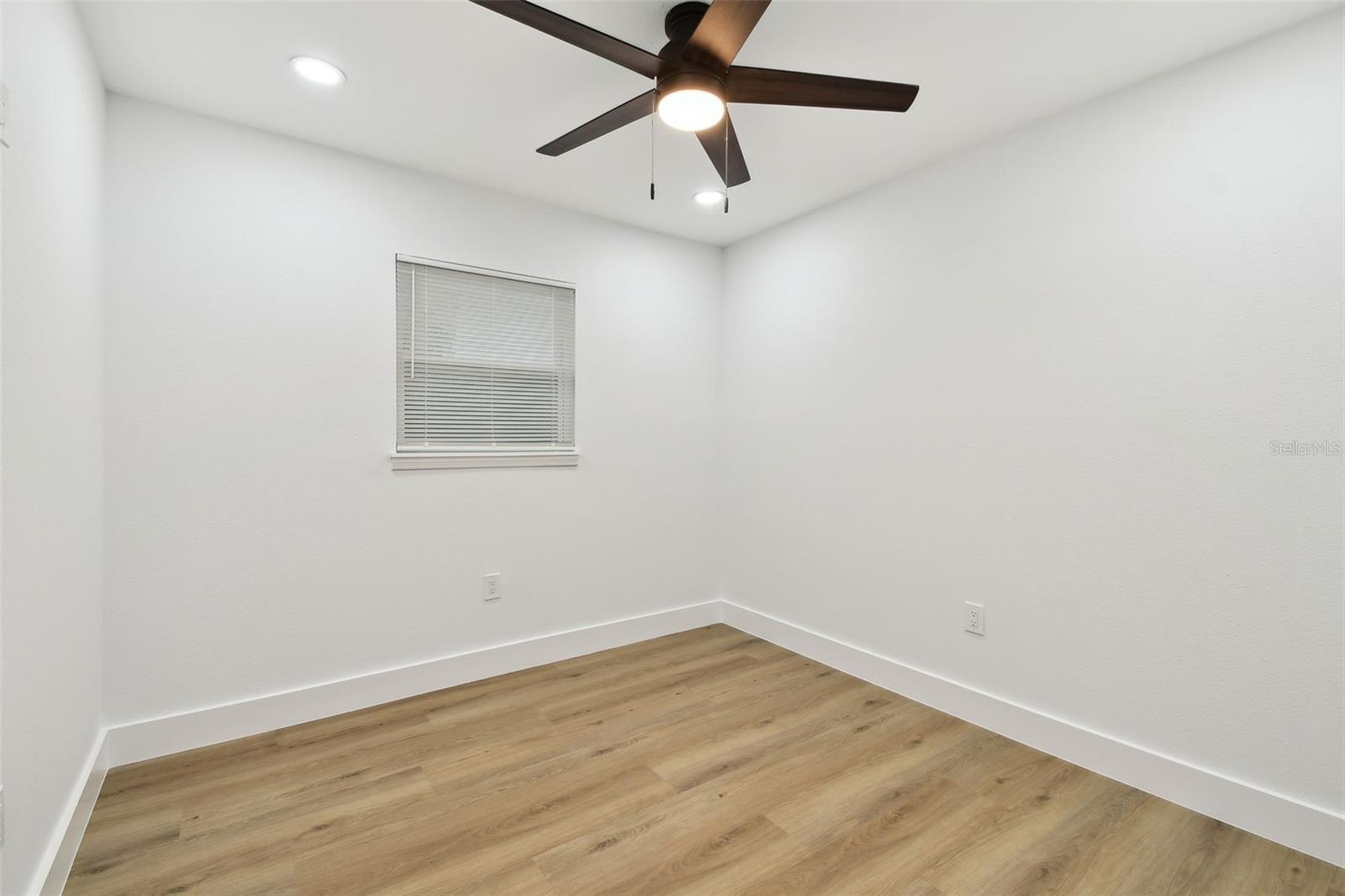 Image 22 of 30 For 824 15th Avenue Drive E