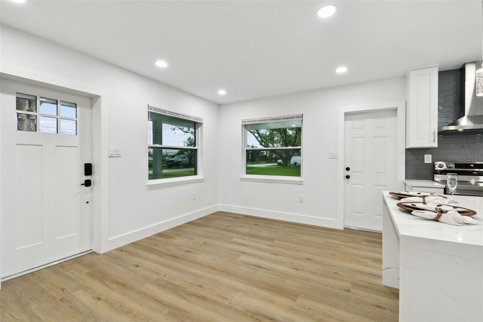 Image 4 of 30 For 824 15th Avenue Drive E