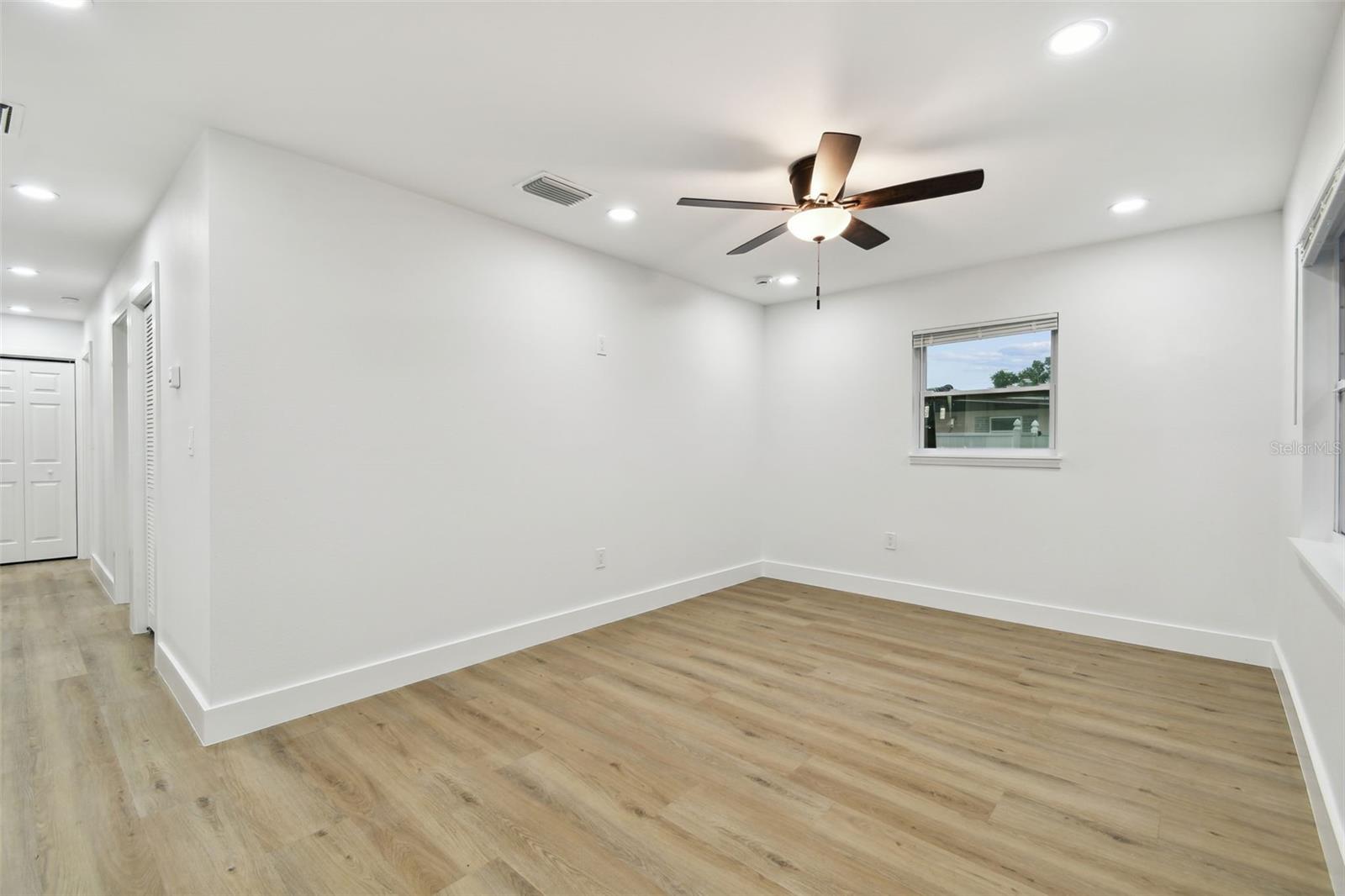 Image 6 of 30 For 824 15th Avenue Drive E