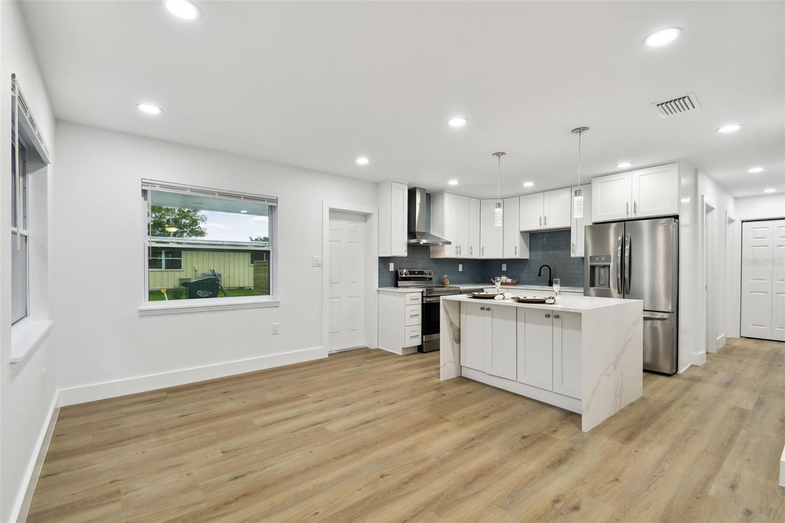 Image 7 of 30 For 824 15th Avenue Drive E