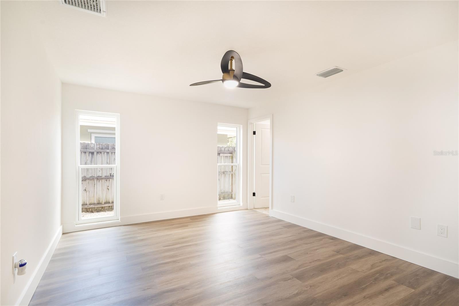 Image 12 of 21 For 6829 Circlecreek Drive