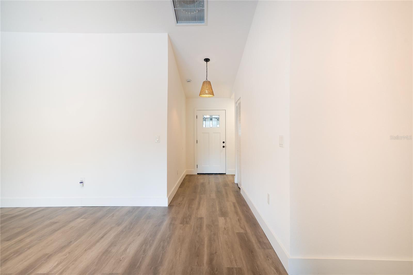 Image 4 of 21 For 6829 Circlecreek Drive