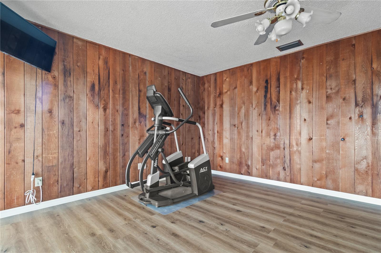 Image 16 of 35 For 2838 Springdell Circle