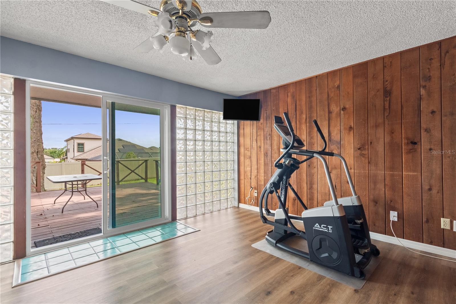 Image 17 of 35 For 2838 Springdell Circle