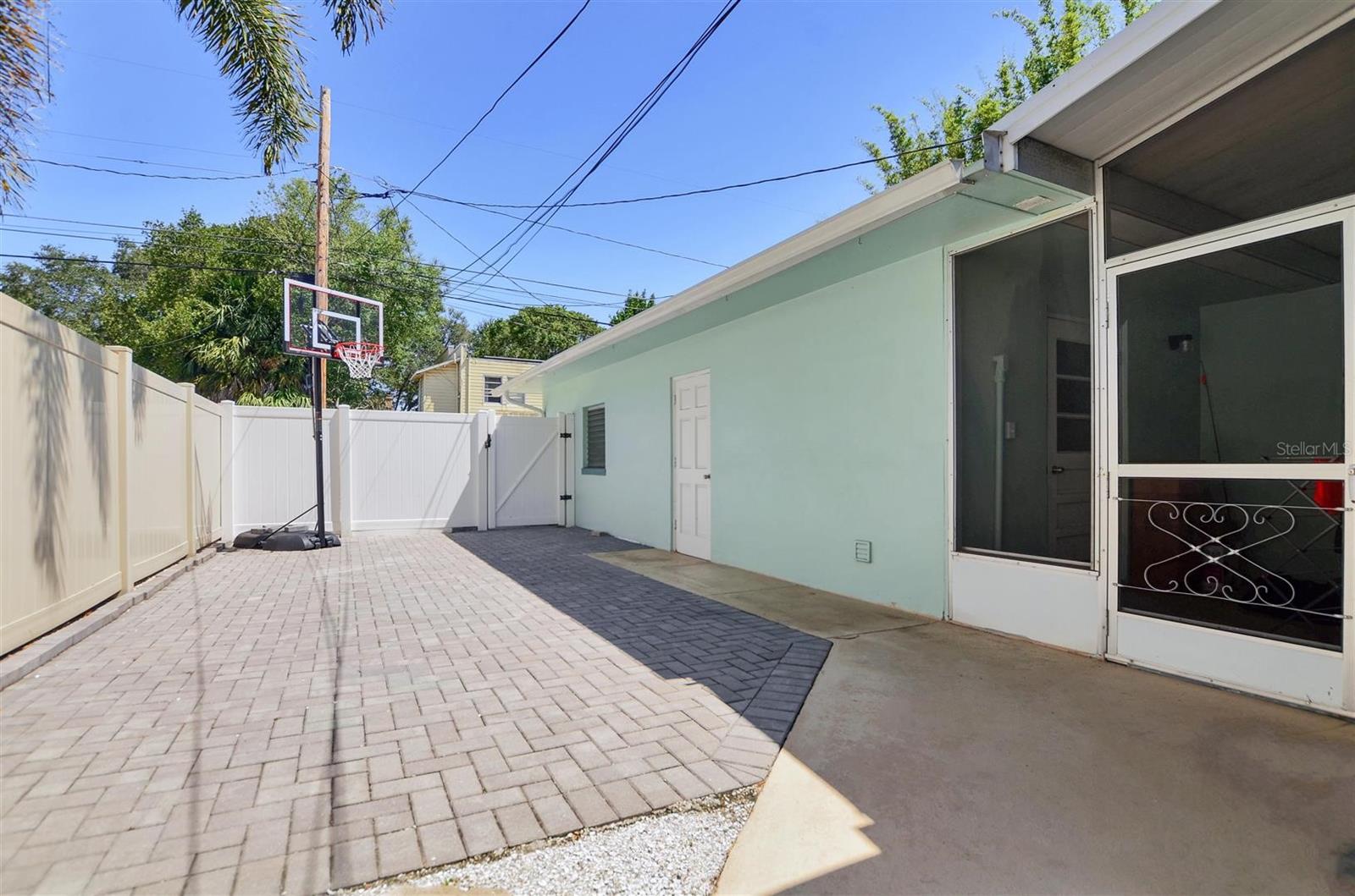Image 10 of 33 For 811 26th Avenue N