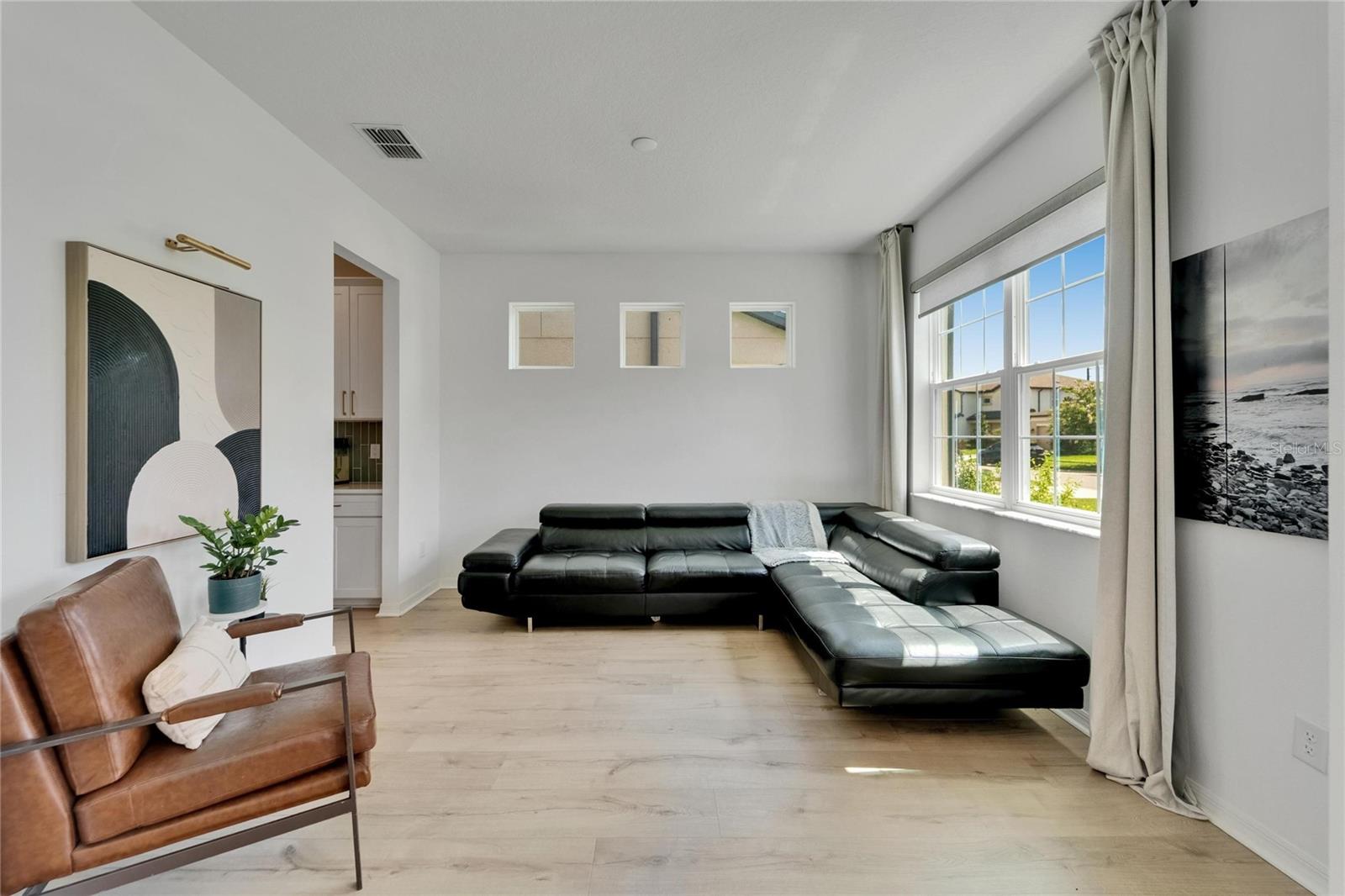 Listing photo id 9 for 7307 Gulf Cypress Avenue