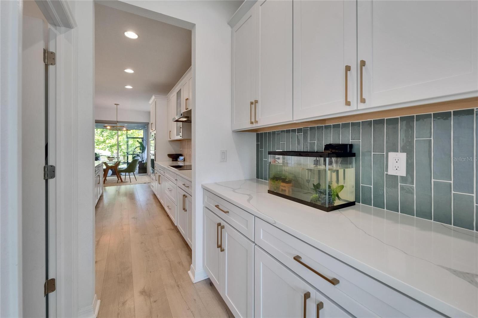 Listing photo id 12 for 7307 Gulf Cypress Avenue