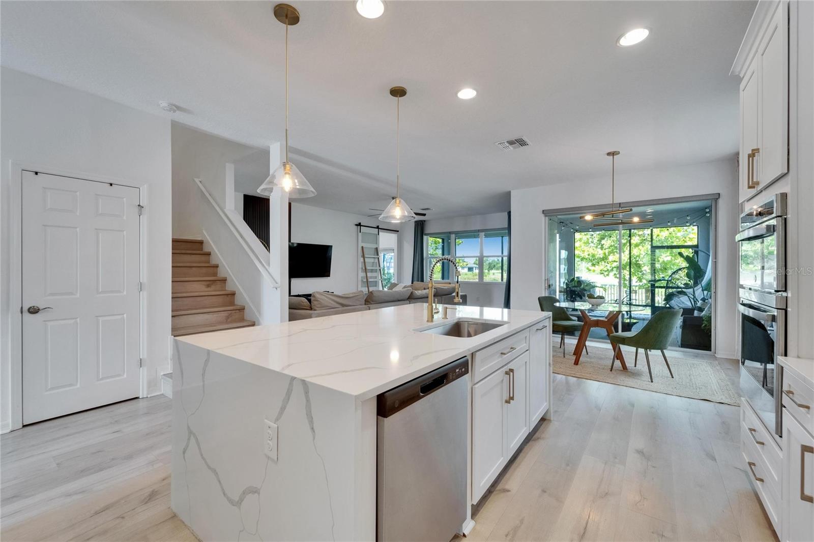 Listing photo id 20 for 7307 Gulf Cypress Avenue