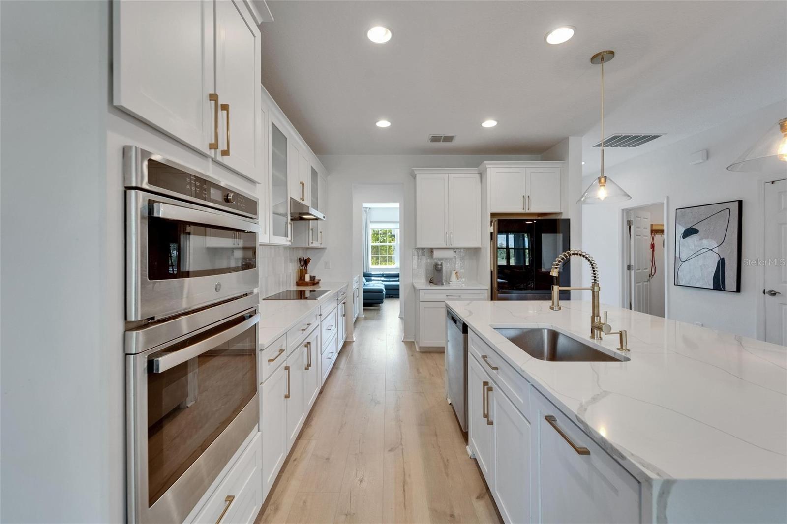 Listing photo id 5 for 7307 Gulf Cypress Avenue