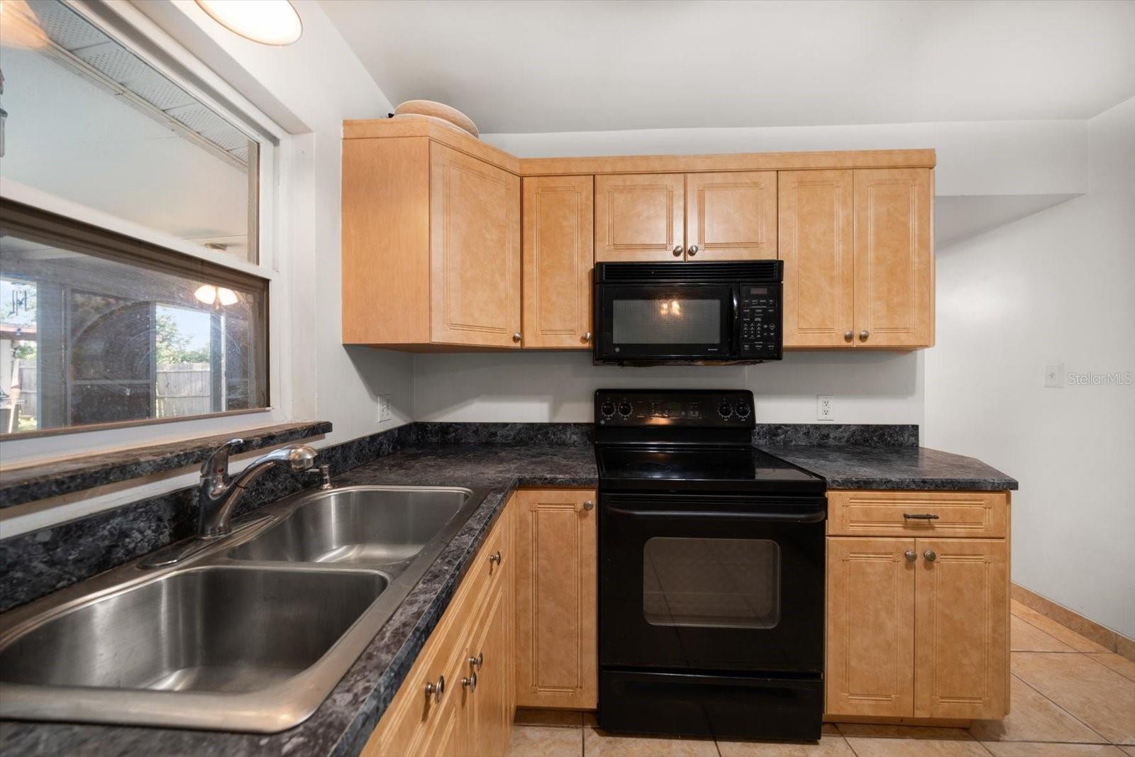 Listing photo id 11 for 1226 Robin Hood Lane