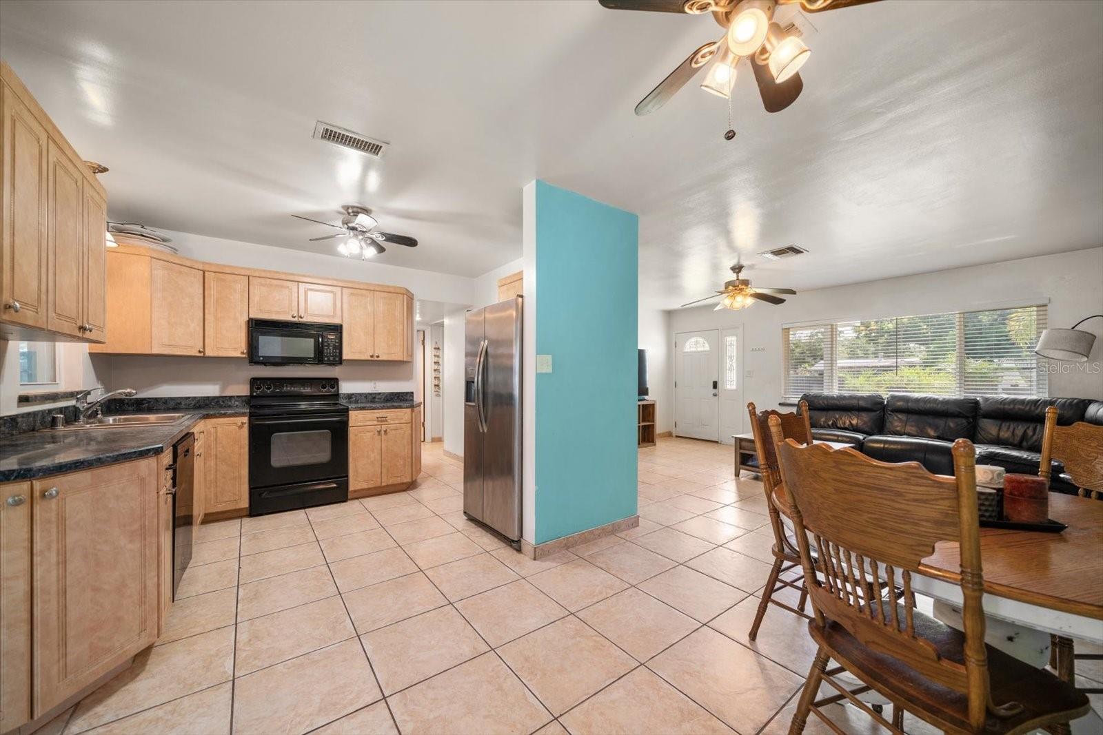 Listing photo id 2 for 1226 Robin Hood Lane