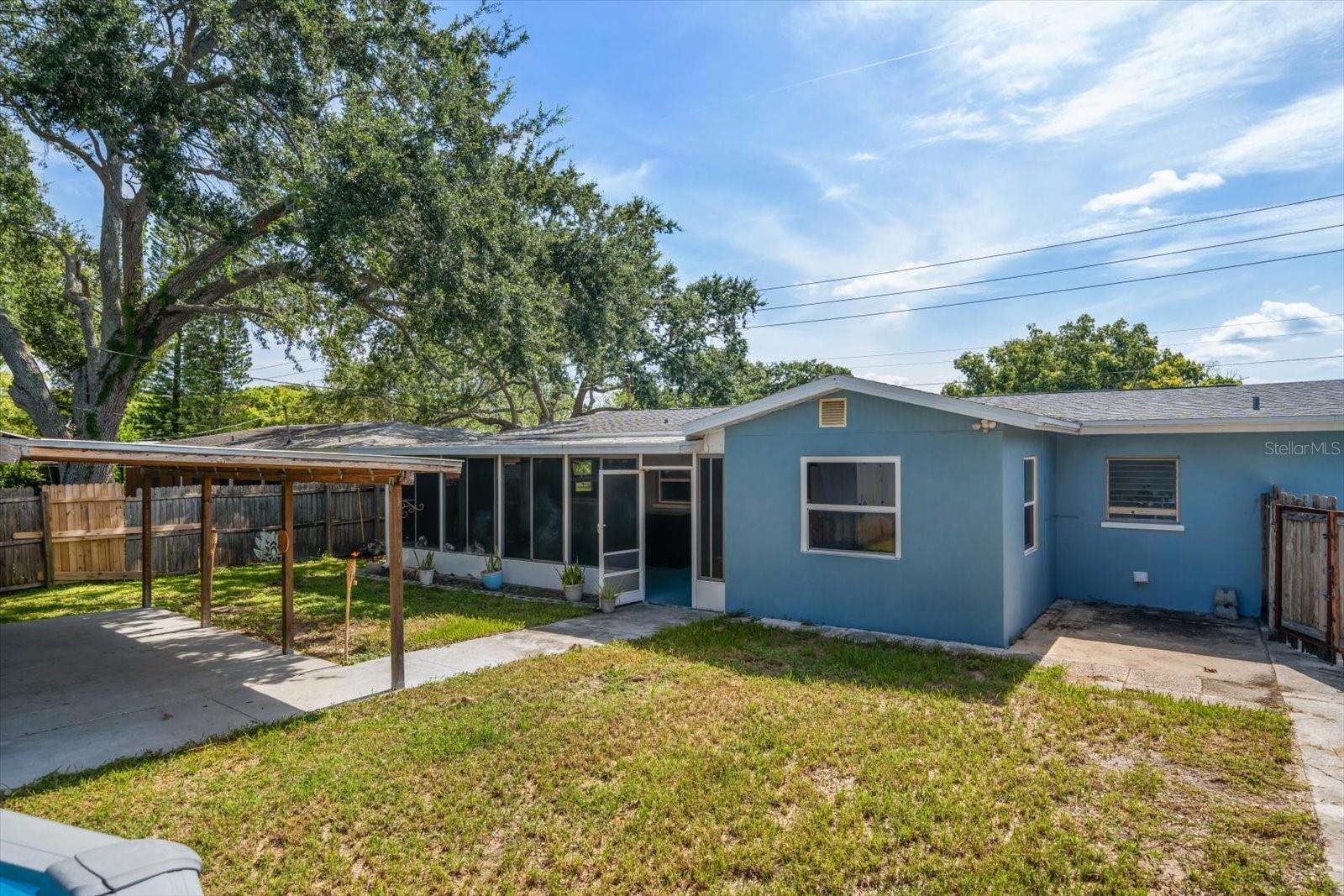 Listing photo id 41 for 1226 Robin Hood Lane