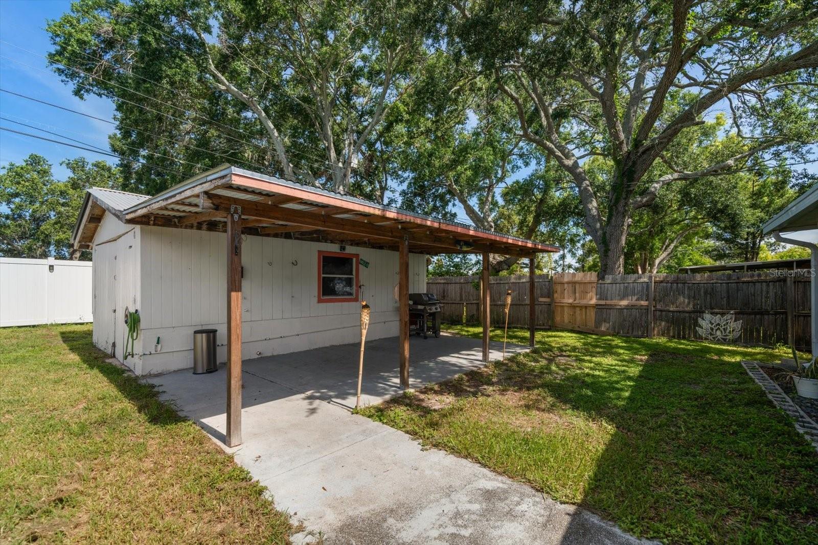 Listing photo id 44 for 1226 Robin Hood Lane