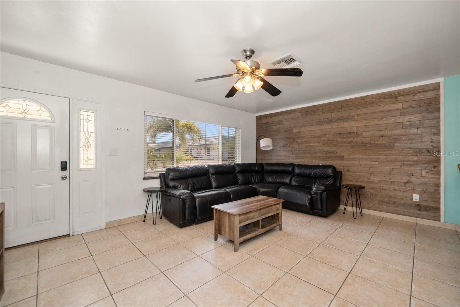 Listing photo id 3 for 1226 Robin Hood Lane