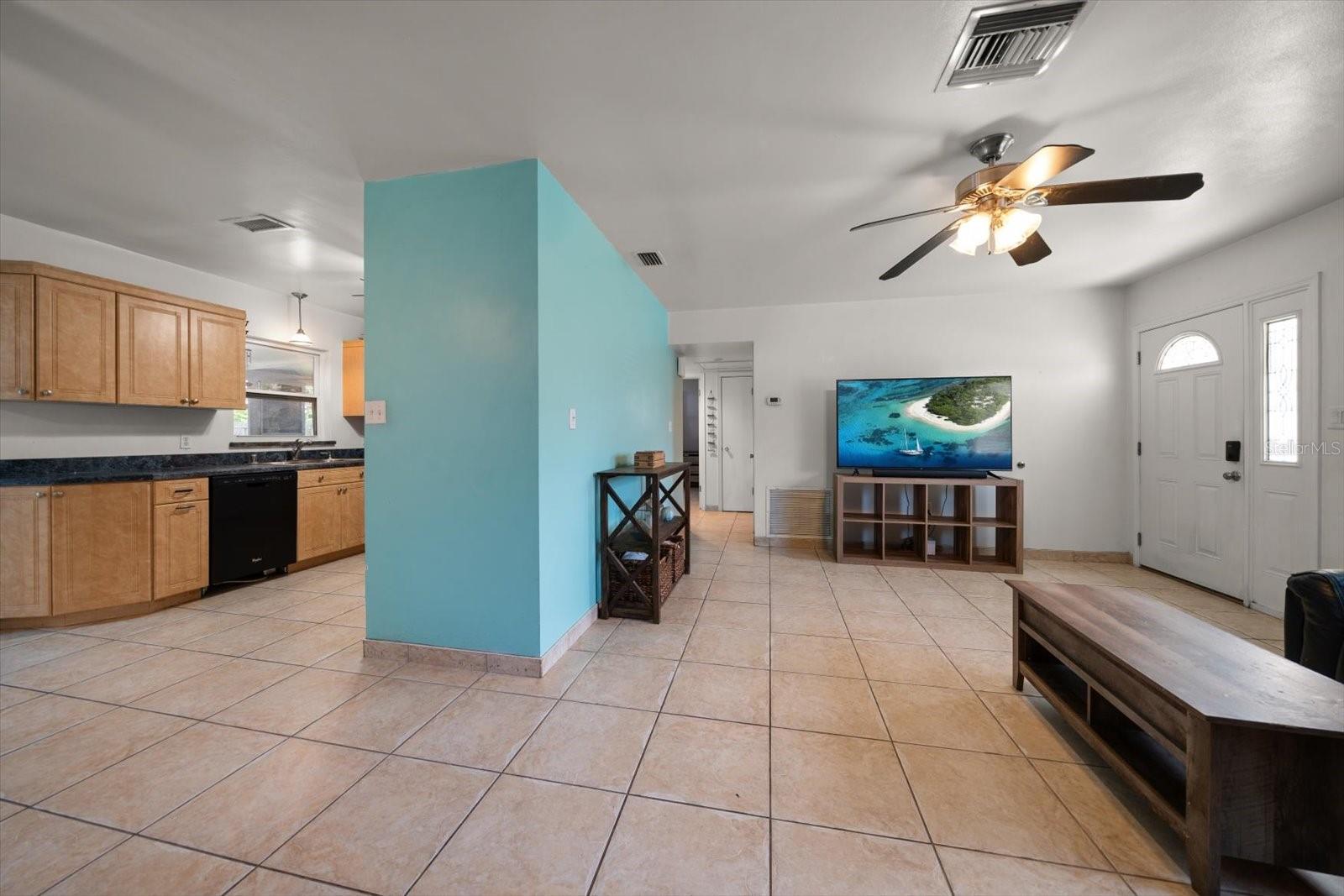 Listing photo id 5 for 1226 Robin Hood Lane