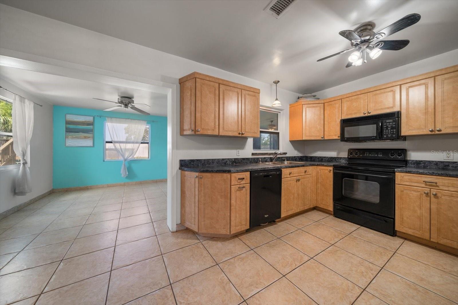 Listing photo id 7 for 1226 Robin Hood Lane