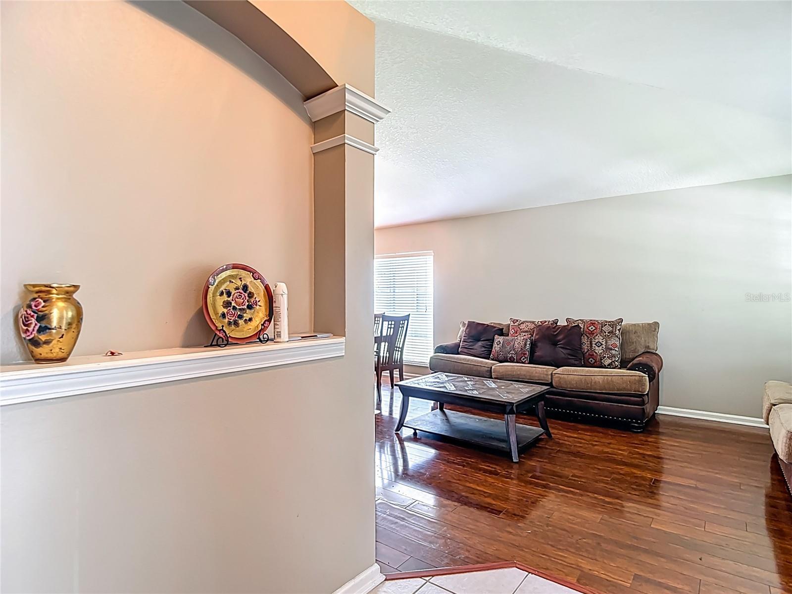 Listing photo id 10 for 30616 Lanesborough Circle