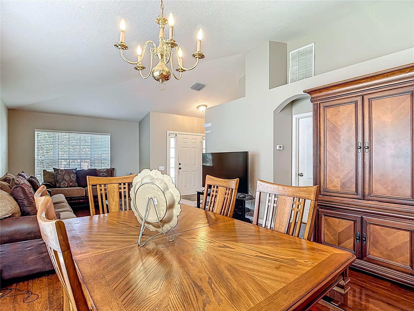 Listing photo id 13 for 30616 Lanesborough Circle