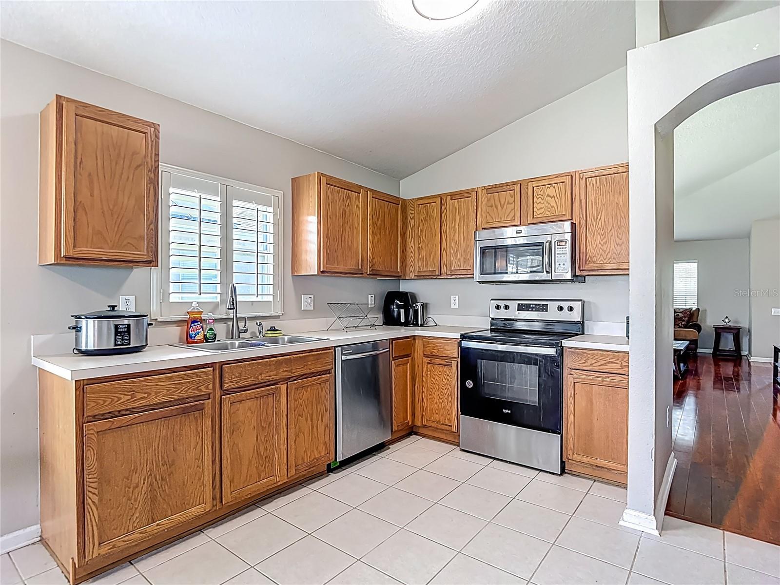 Listing photo id 17 for 30616 Lanesborough Circle