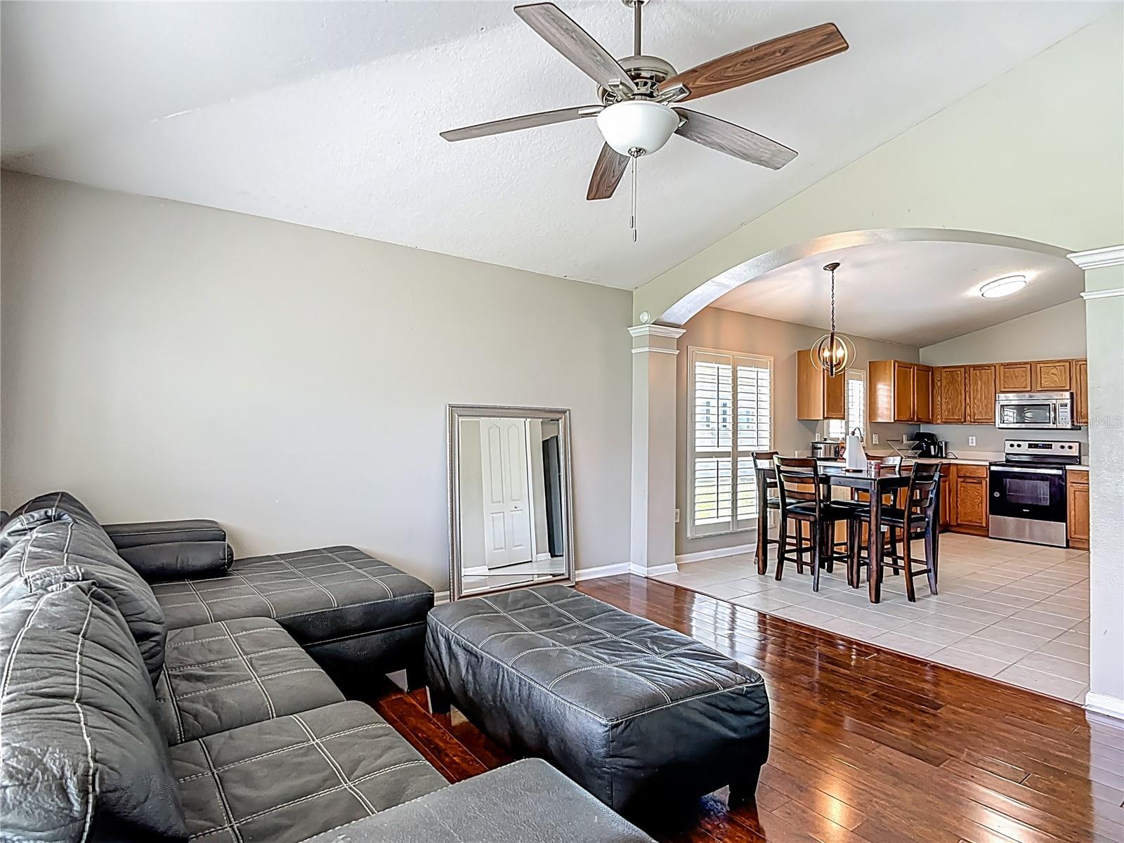 Listing photo id 27 for 30616 Lanesborough Circle