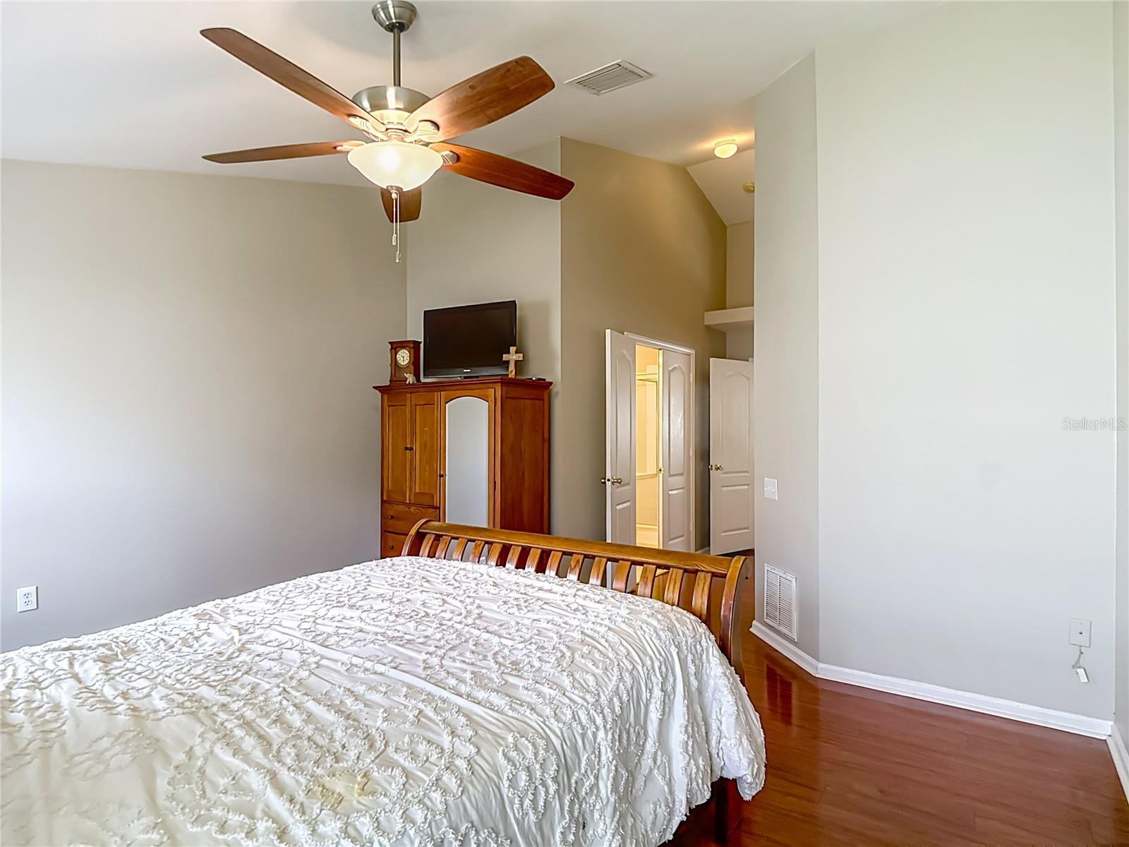 Listing photo id 32 for 30616 Lanesborough Circle