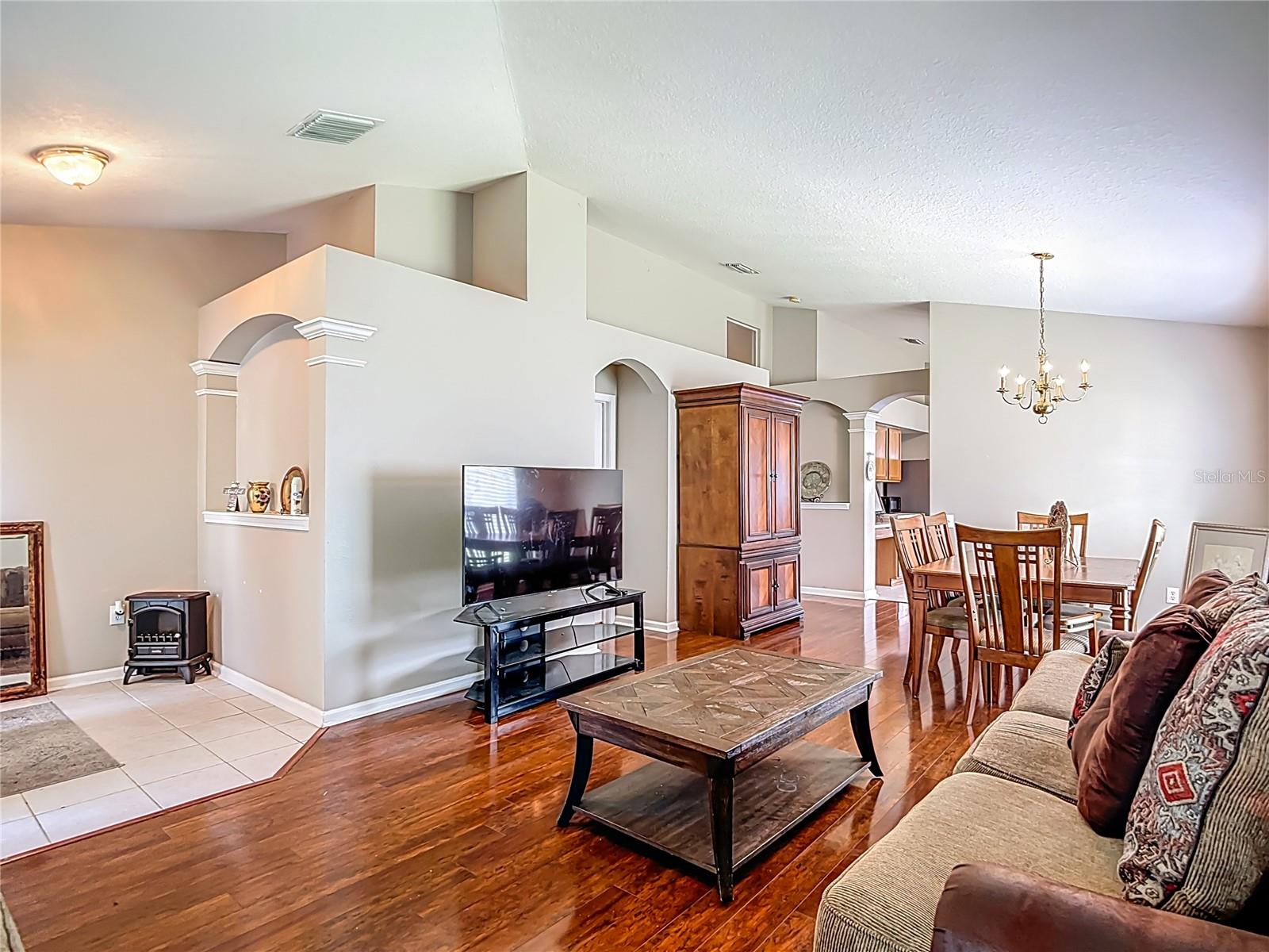 Listing photo id 3 for 30616 Lanesborough Circle