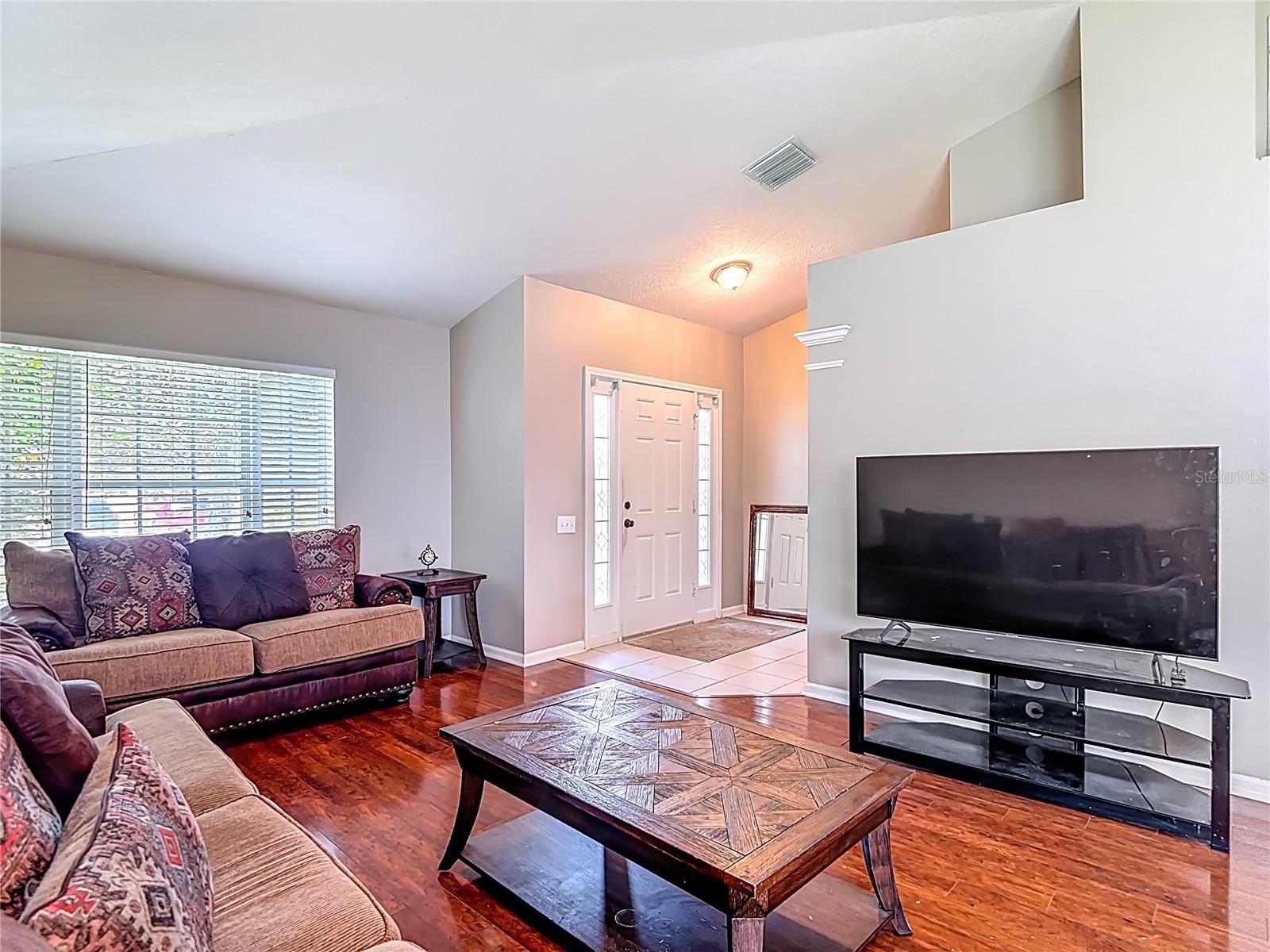 Listing photo id 4 for 30616 Lanesborough Circle