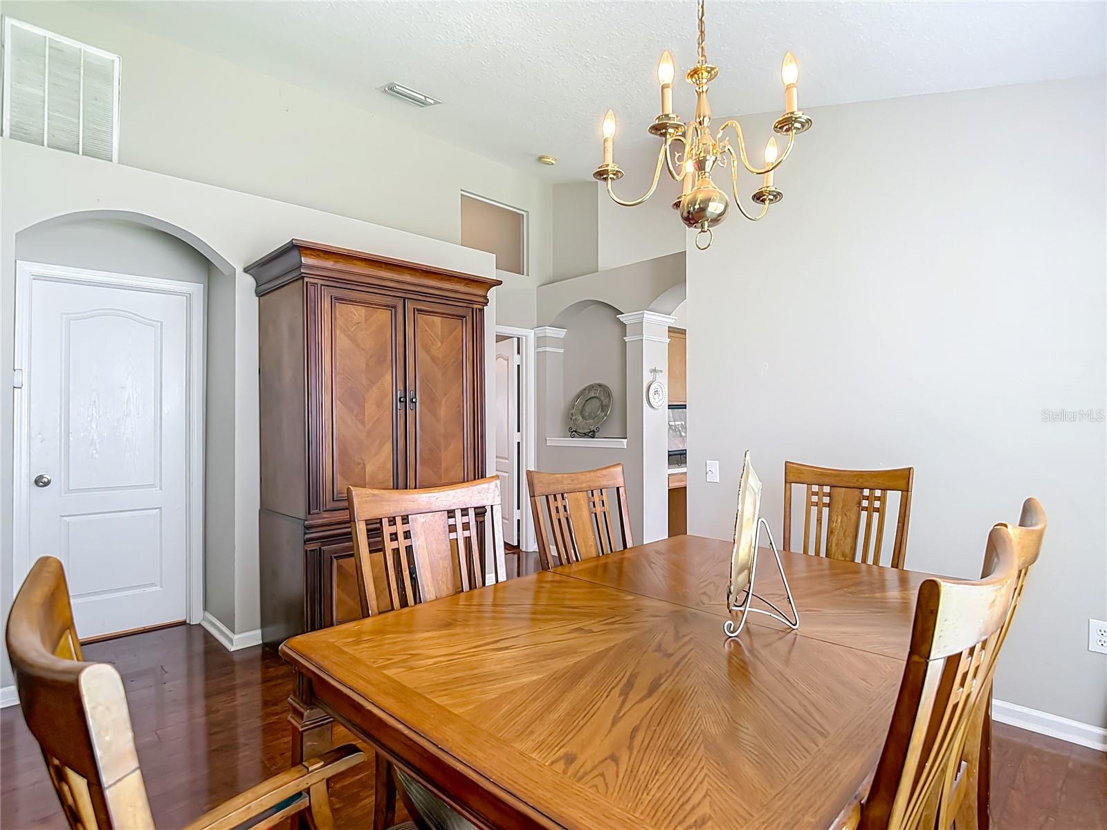 Listing photo id 5 for 30616 Lanesborough Circle