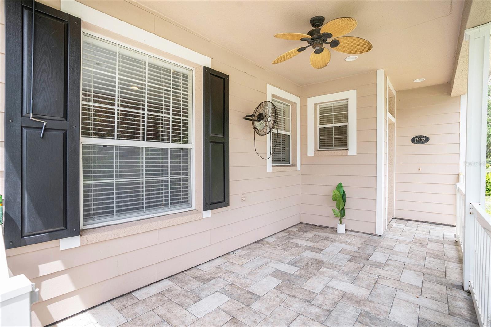 Listing photo id 2 for 17902 Havenview Lane
